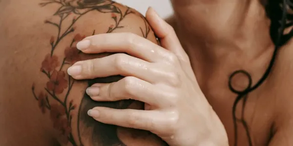 Dos personas abrazándose desnudas en la ducha