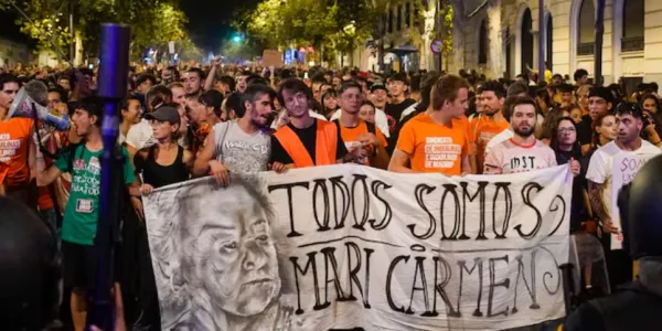 Manifestantes protestan frente al ático comprado por la Comunidad de Madrid por el desahucio de Maricarmen en Madrid.