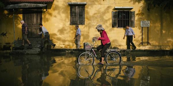 Niños montando en bici tras inundación