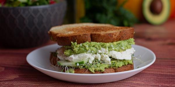 Desayuno saludable con aguacate y huevo