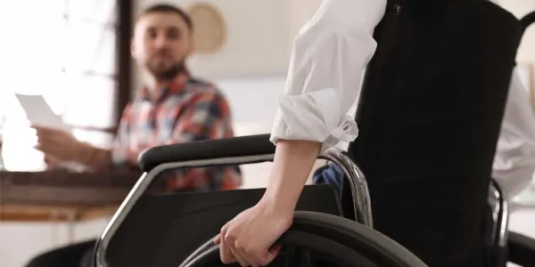 Empleado con discapacidad motora