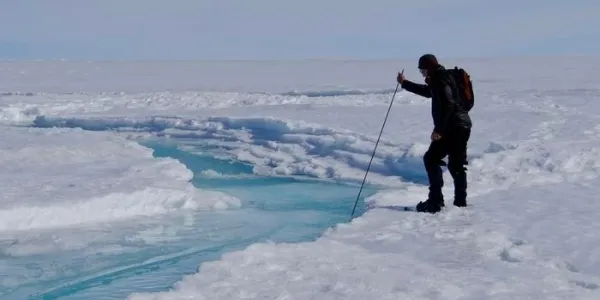 Un miembro del equipo de investigación investiga un arroyo en la superficie del hielo de Groenlandia