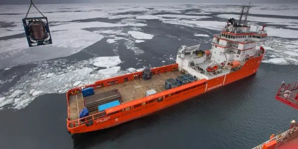 Plataforma petrolífera rusa en el Ártico, que navega mejor gracias al deshielo