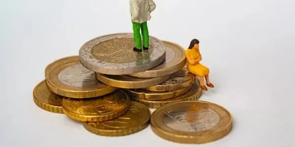 Infografía sobre la desigualdad salarial que muestra monedas de euro y dos muñecos de personas sobre ellas