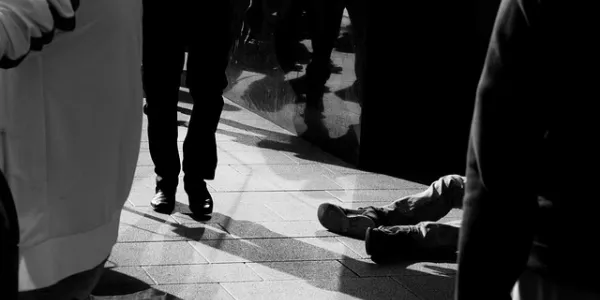 Pies de una persona sentada en el suelo