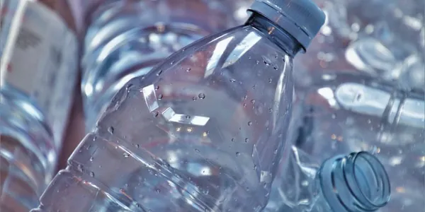 Imagen de La botella, El plástico y Segregación. De uso gratuito.