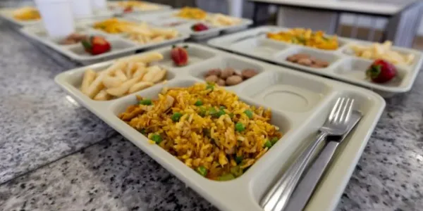 Bandeja con comida del comedor escolar