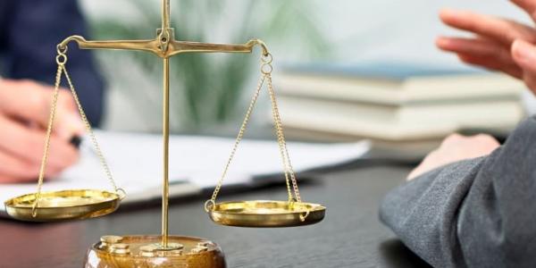 Manos de una persona en un despacho de abogados