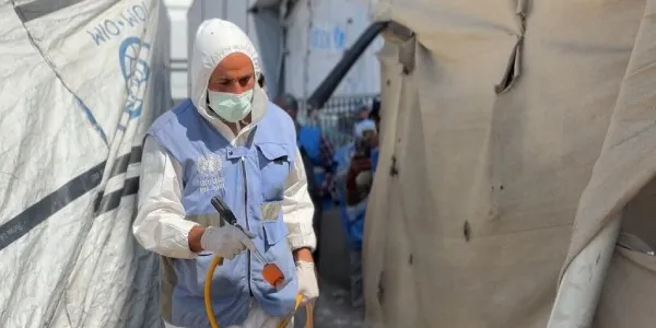 Equipos de la UNRWA realizan fumigaciones con insecticidas y trabajos de saneamiento en las tiendas de personas desplazadas en Gaza