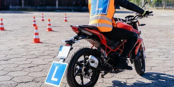 Alumno de autoescuela en prácticas del carnet de moto A
