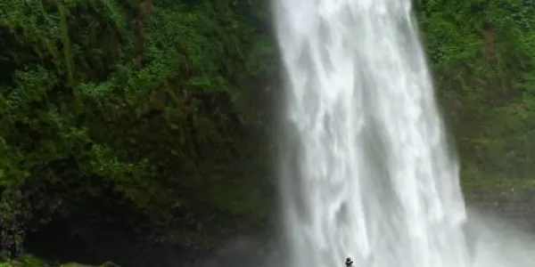Caída de agua espectacular en Nungnung Waterfall, en Bali