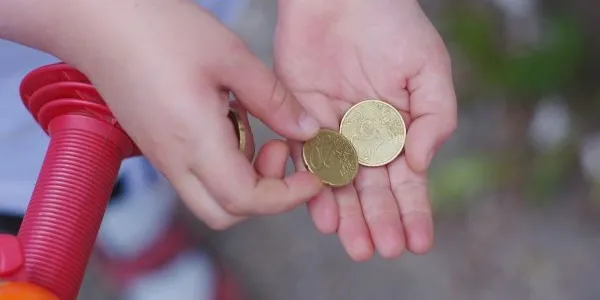 El uso de dinero en efectivo tiene efectos positivos en su educación