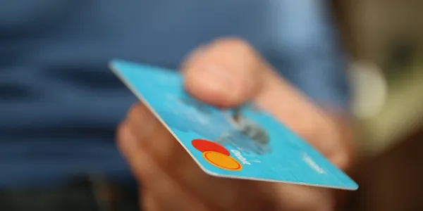 Mano de una persona con una tarjeta de crédito