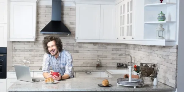 Hombre con discapacidad intelectual desayunando en la cocina