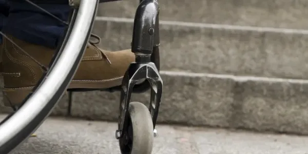 Una persona en silla de ruedas