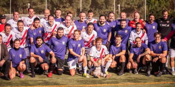 Políticos y veteranos del Rayo Vallecano posan juntos en el partido