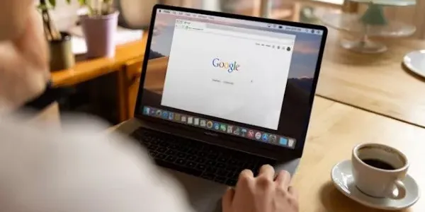 Una persona utilizando un portátil