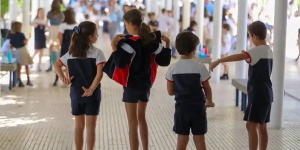 Alumnos de Educación Primaria en la entrada de un centro escolar de Madrid.