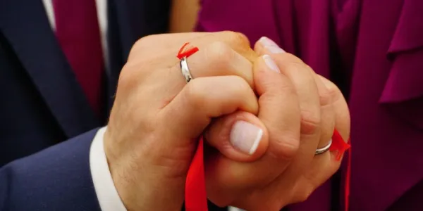 Pareja recién comprometida cogida de la mano
