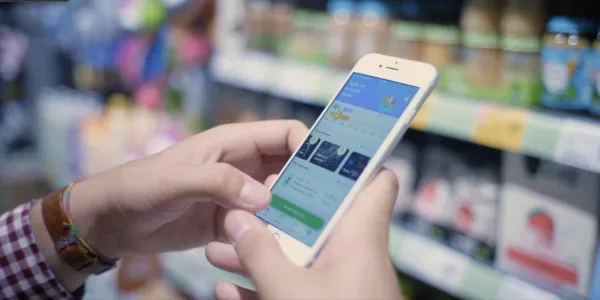 Imagen de una persona con un teléfono móvil realizando donaciones de alimentos