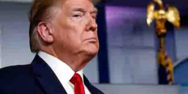 Donald Trump propone combatir el COVID-19 con desinfectantes y luz solar