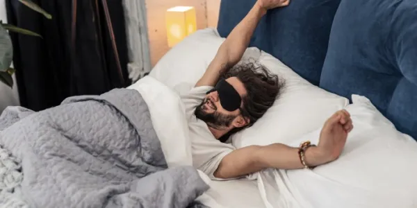 Un hombre con antifaz no consigue dormir 