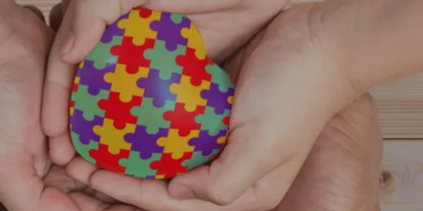 Manos con un corazón simbolizando la discapacidad intelectual