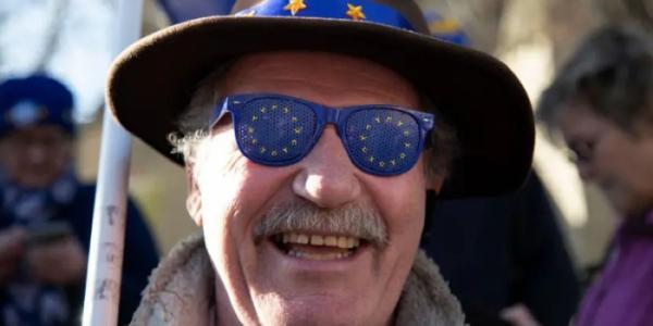 Hombre con gafas de la Unión Europea