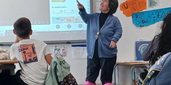 La profesora María del Mar Garriga, en clase 