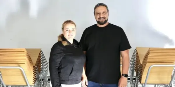 Azucena y Antonio posan juntos 