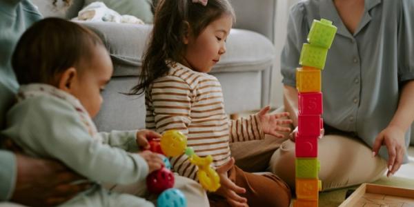 Dos menores realizan ejercicios en una escuela infantil