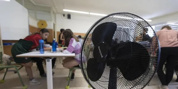 Escolares de un centro de Barcelona combaten el calor con un ventilador pequeño