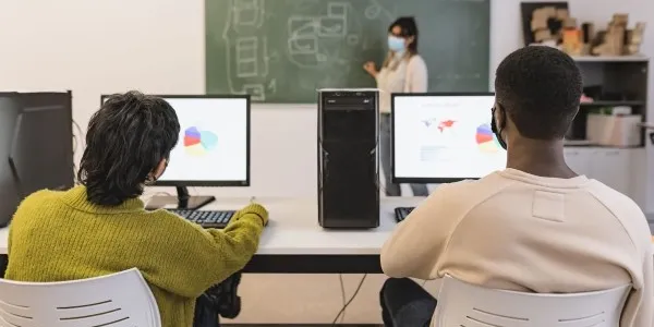Varias personas durante una clase en un aula de informática