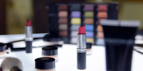 Pintalabios junto a cosméticos 