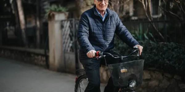 Una persona mayor monta en bicicleta