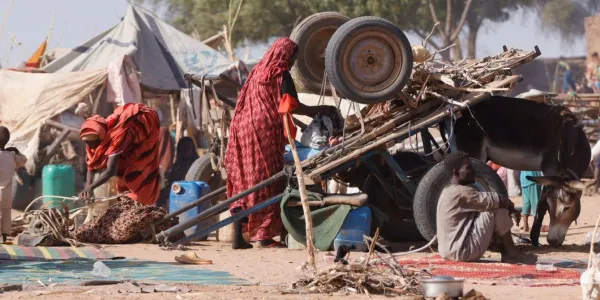 Sudaneses desplazados por la violencia en un refugio improvisado