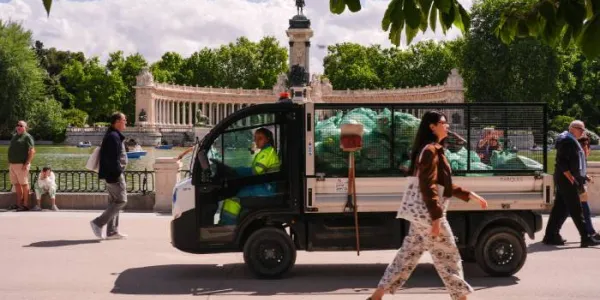 Operarios trabajando en El Retiro 