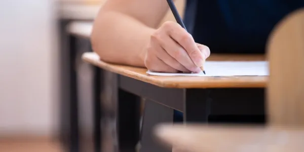 chica haciendo el examen de la PAU
