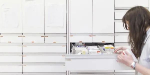 Una trabajadora busca fármacos en una farmacia. 
