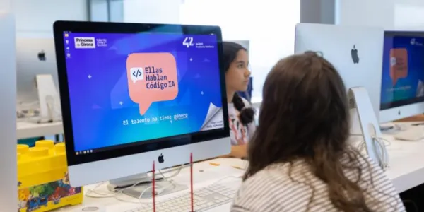 Chicas utilizando Ellas Hablan Código IA