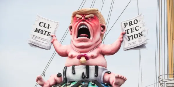 Muñeco hinchable de Trump en una acción de Greenpeace 