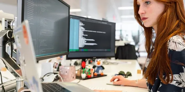 Chica trabajando con su ordenador