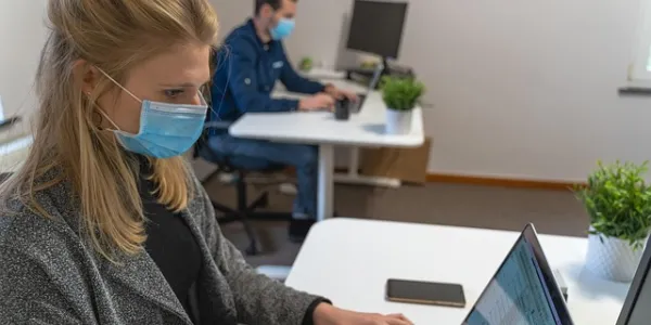 Mujer trabajando en una oficina
