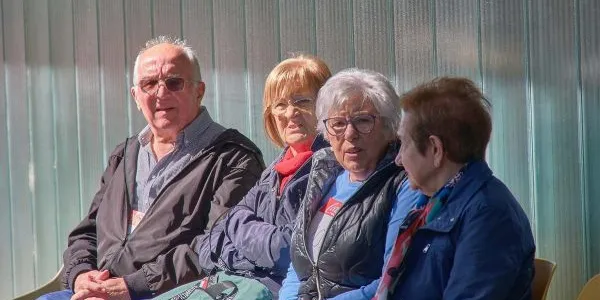 Personas jubiladas sentadas en un banco