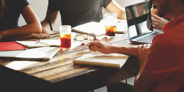 Varios trabajadores reunidos en una mesa empresarial
