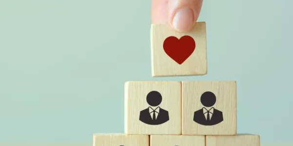 Cubos de madera con dibujos de empleados y un corazón rojo