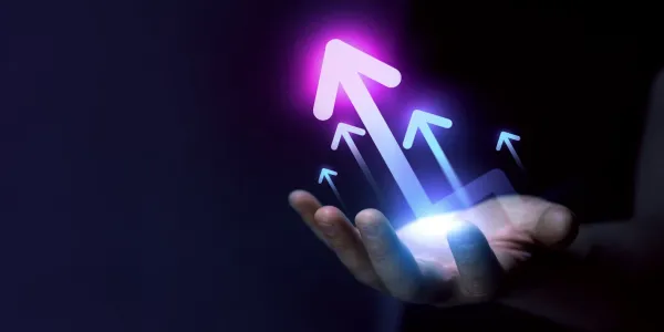 Mano de una persona generada por inteligencia artificial sujetando una flecha hacia arriba