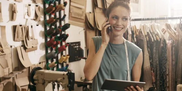 Trabajadora con una tableta en un taller de costura 