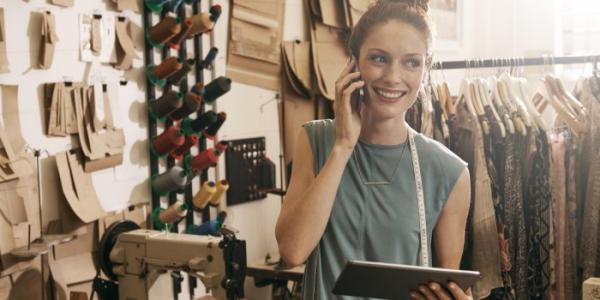 inteligencia artificial | Foto de Telefónica Trabajadora con una tableta en un taller de costura