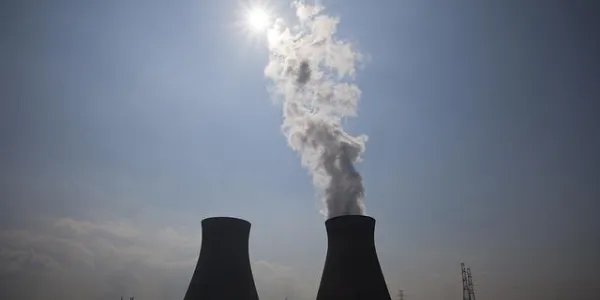 Una central nuclear que trabaja a pleno rendimiento